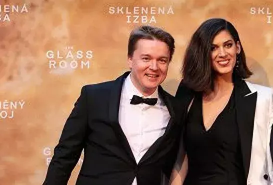 Na veřejnosti jen září