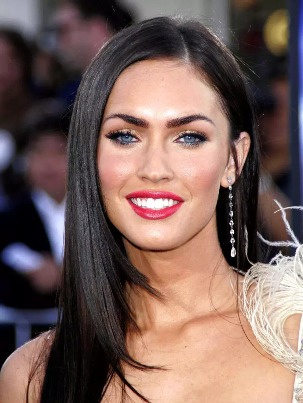 Foto 1 k článku Svůdná Megan Fox má nový účes! Fanouškům se ukázala jako zrzka a nezapomněla sdílel i napěchovaný dekolt 