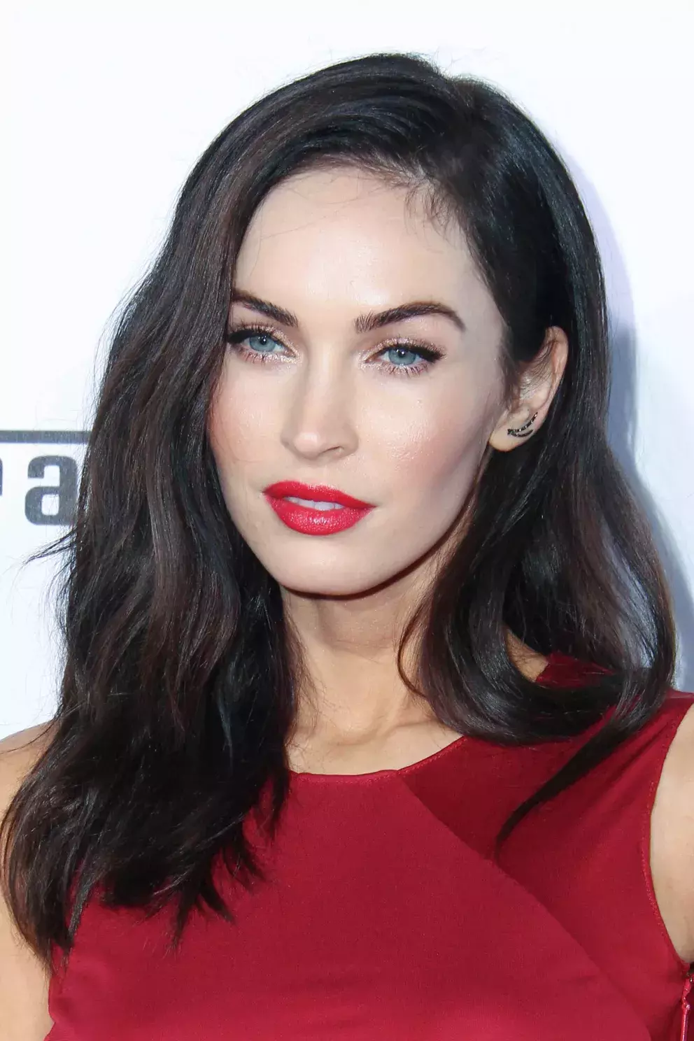 Foto 2 k článku Svůdná Megan Fox má nový účes! Fanouškům se ukázala jako zrzka a nezapomněla sdílel i napěchovaný dekolt 