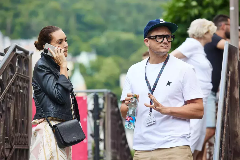 Foto 12 k článku KVIFF 2023: Móda, nebo nevkus? Brzobohatý si nalakoval nehty černou barvou