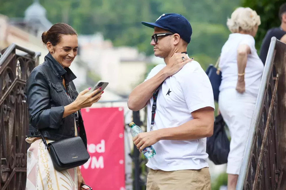 Foto 10 k článku KVIFF 2023: Móda, nebo nevkus? Brzobohatý si nalakoval nehty černou barvou