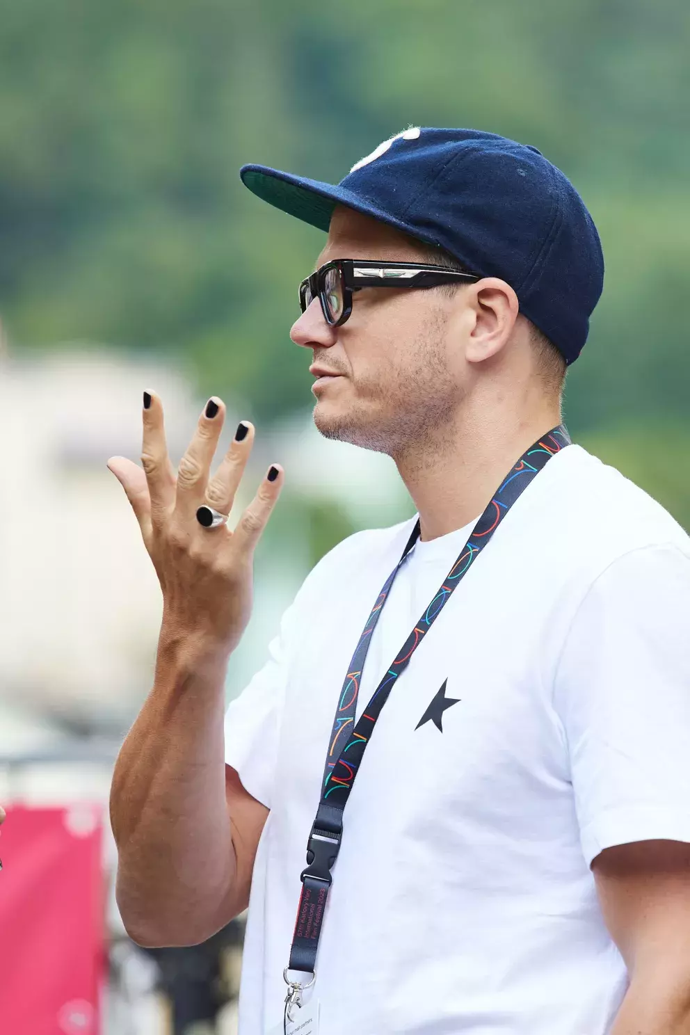 Foto 4 k článku KVIFF 2023: Móda, nebo nevkus? Brzobohatý si nalakoval nehty černou barvou