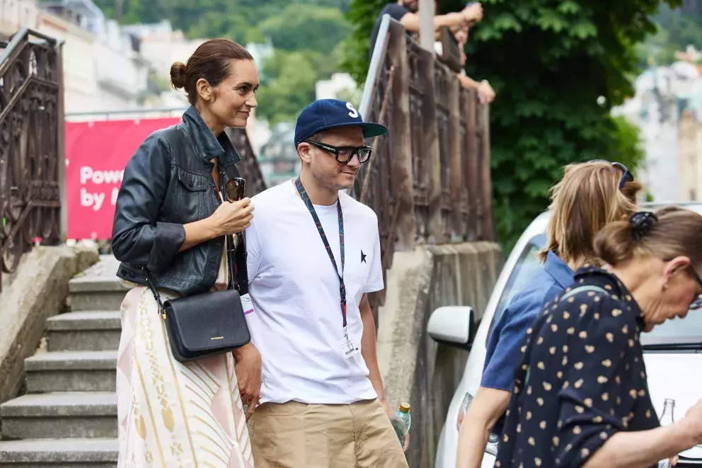 Foto 7 k článku KVIFF 2023: Móda, nebo nevkus? Brzobohatý si nalakoval nehty černou barvou