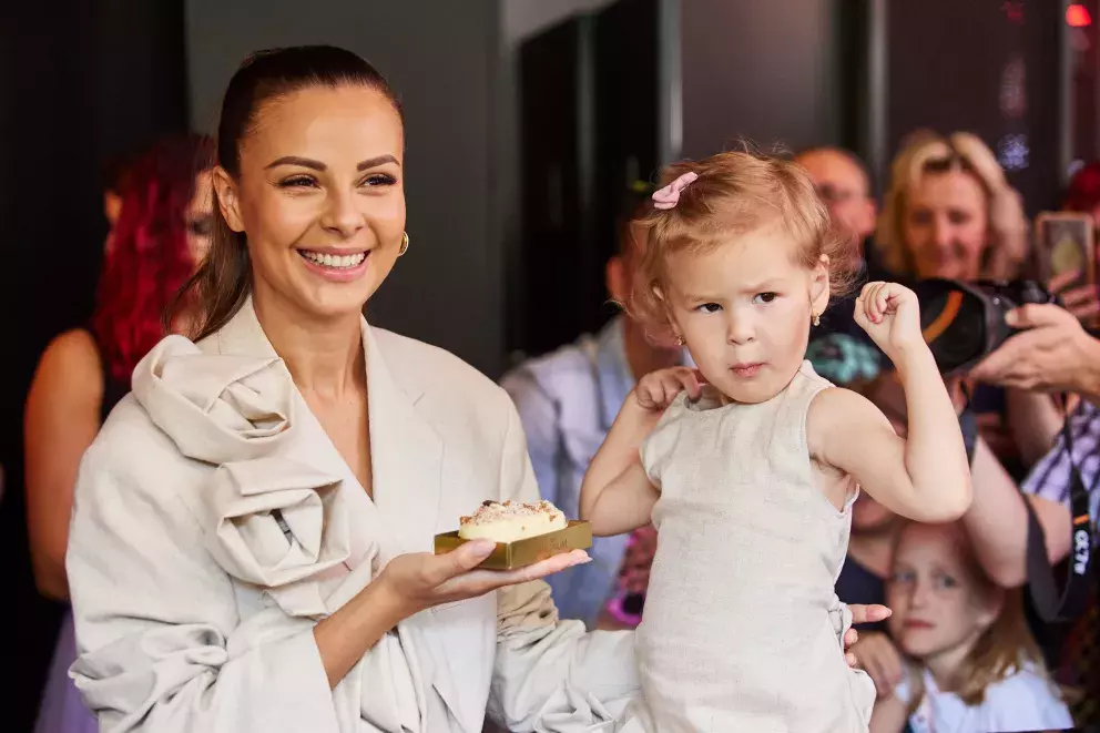 Foto 10 k článku Monika Bagárová už má kompletní rodinu, po které toužila. Její fešný partner bere fanynkám dech