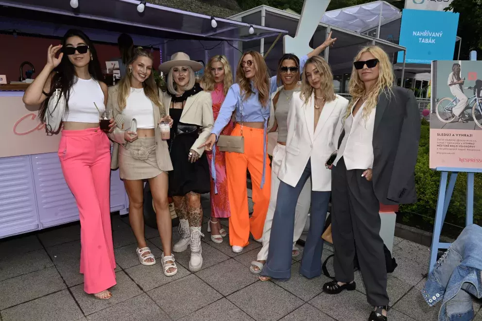 Foto 1 k článku Móda ve Varech: Celebrity vynesly kousky, které si zamilujete. Inspirujte se u Veroniky Arichtevy a dalších krásek