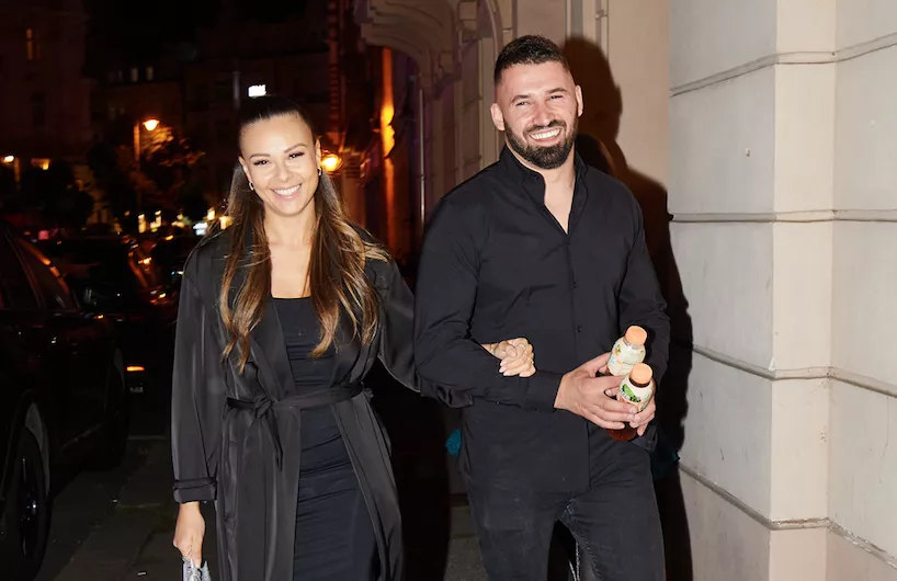 Partneři vyrazili na noční procházku.