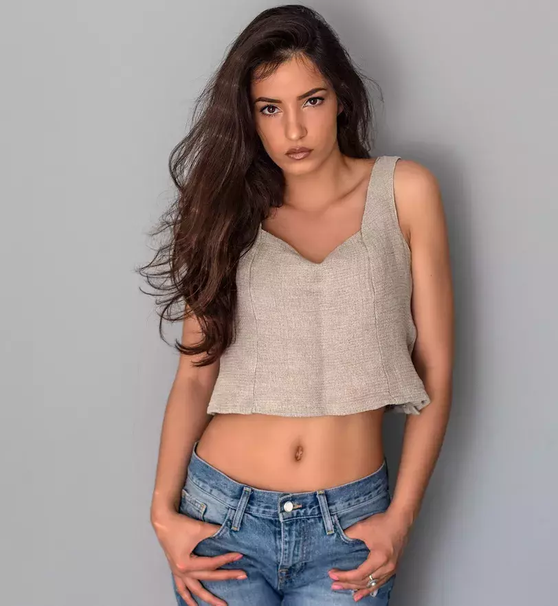 Topy odhalující pupík a bokovky.