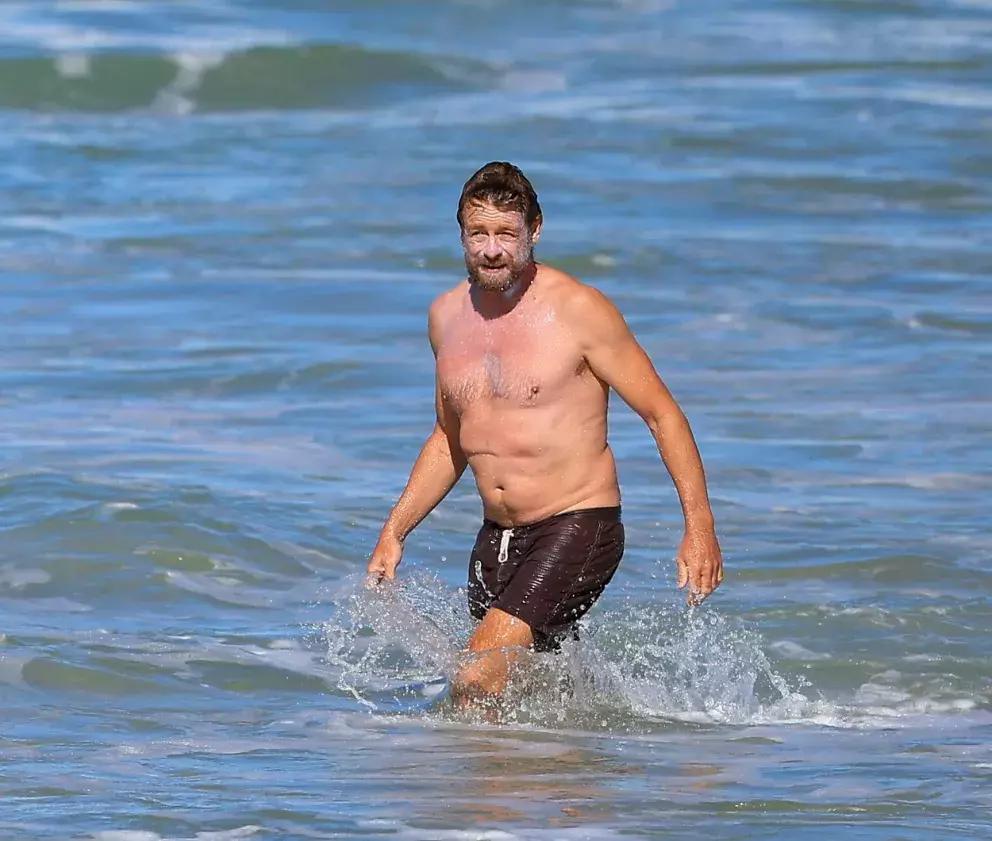 Foto 1 k článku Seriál Mentalista: Hvězdný Patrick Jane se ukázal na pláži. Vousatého staříka byste těžko poznali