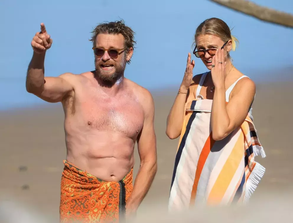 Foto 2 k článku Seriál Mentalista: Hvězdný Patrick Jane se ukázal na pláži. Vousatého staříka byste těžko poznali