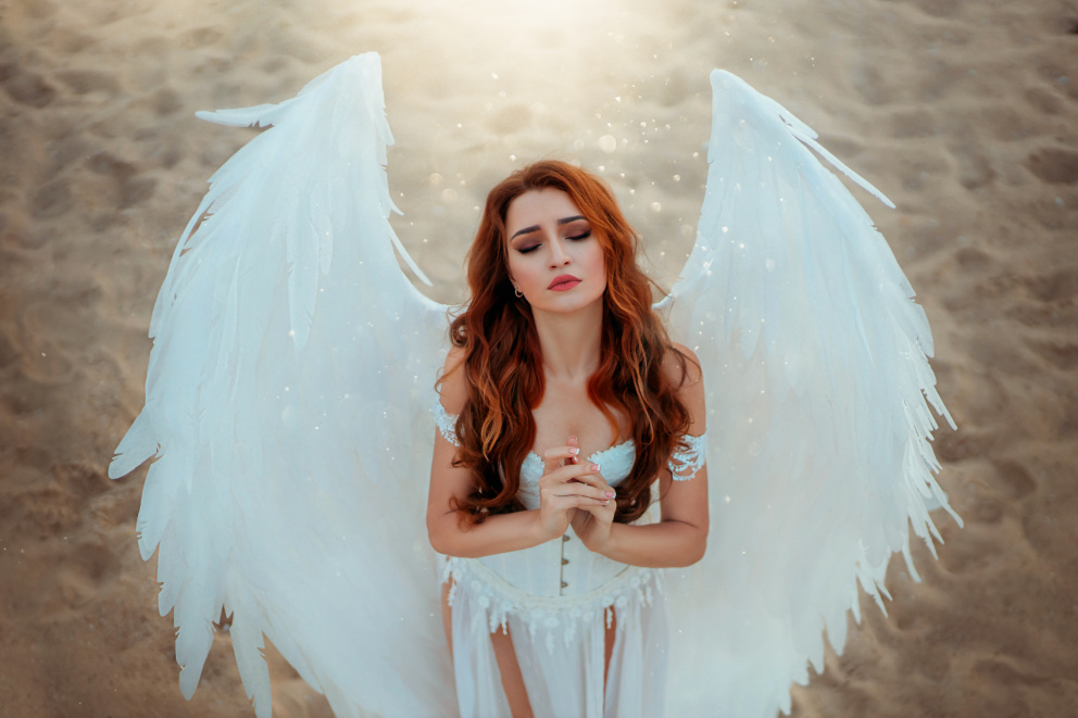 andělé