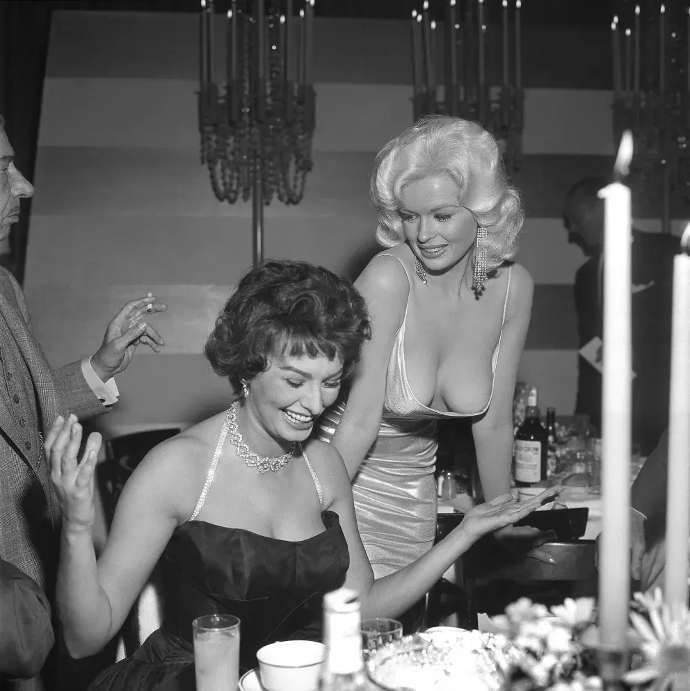 Foto 1 k článku Legendární fotografie z roku 1957: Jak vznikla fotka, kde Sophia Loren sleduje ňadra krásné Jayne Mansfield