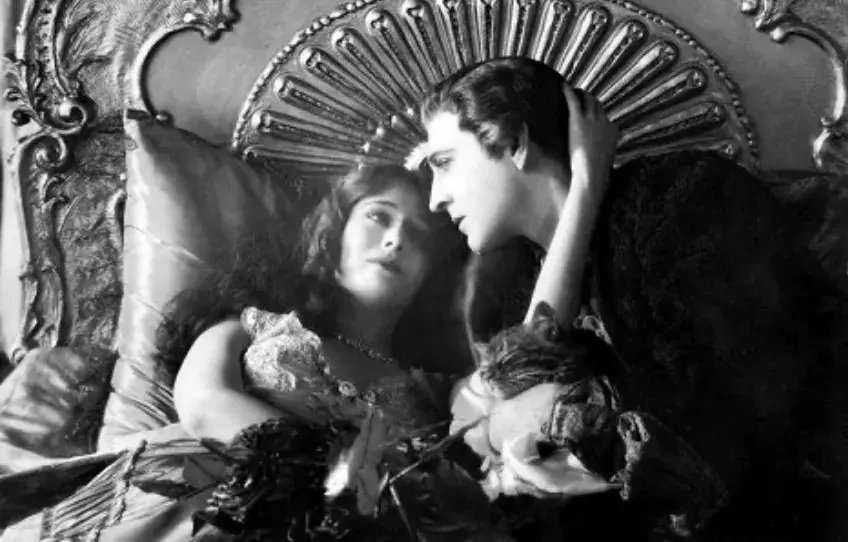 Costello leželi muži u nohou.