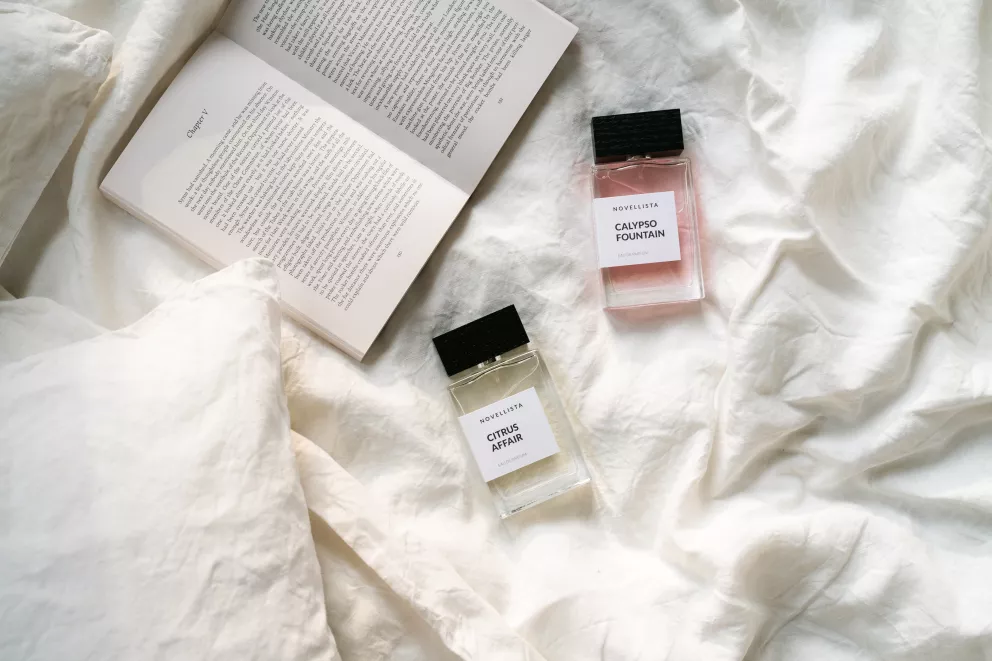parfémy s knihou
