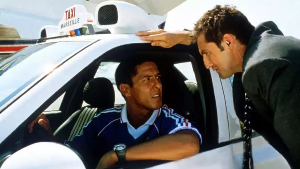 Foto 1 k článku Legendární komedie Taxi slaví 25 let: Jak dnes vypadají herci a co dělají? Jeden z nich skončil ve vězení 