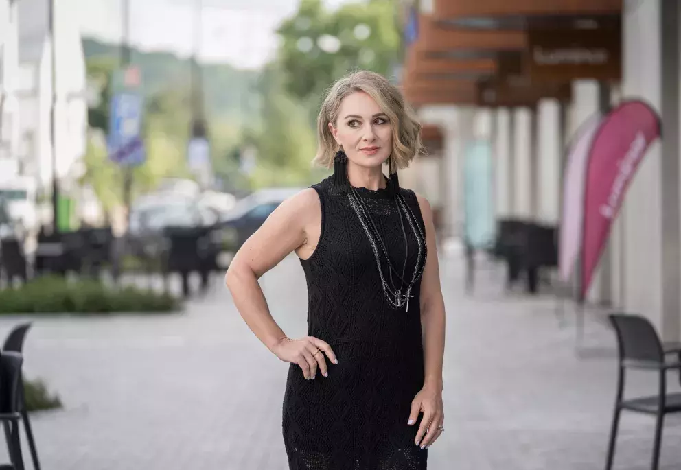 Žena v tmavém oblečení