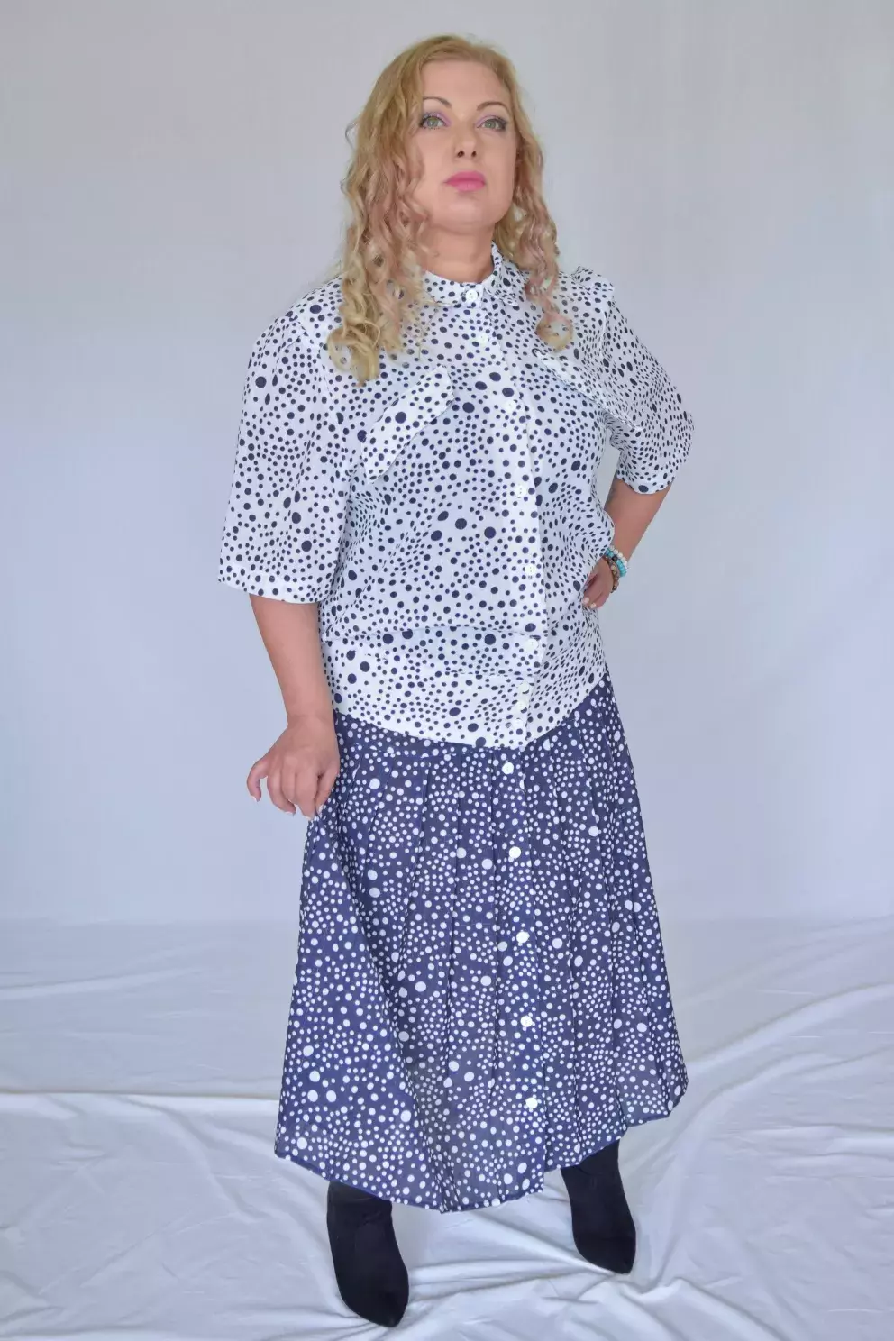 Žena s nadrozměrnou košilí