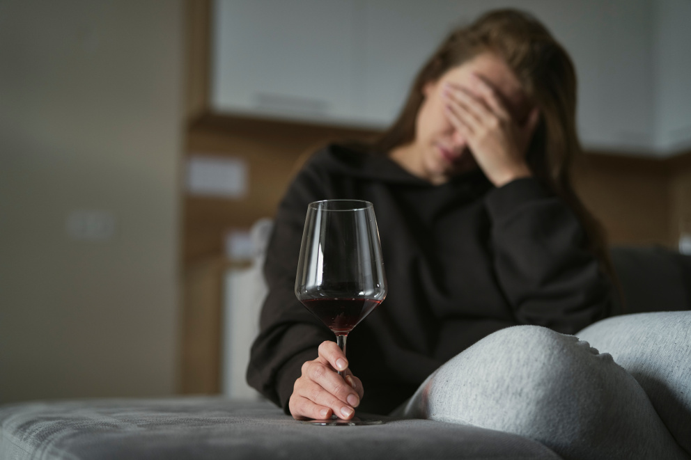 Kvůli příznakům menopauzy vypila žena tři litry vína denně 