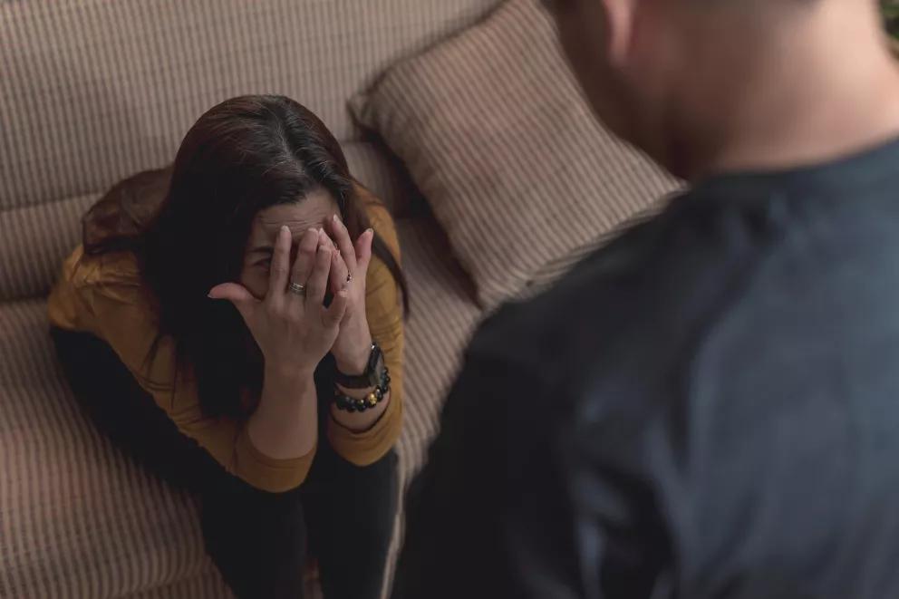 Proč nedokážeme opustit člověka, který nám ubližuje