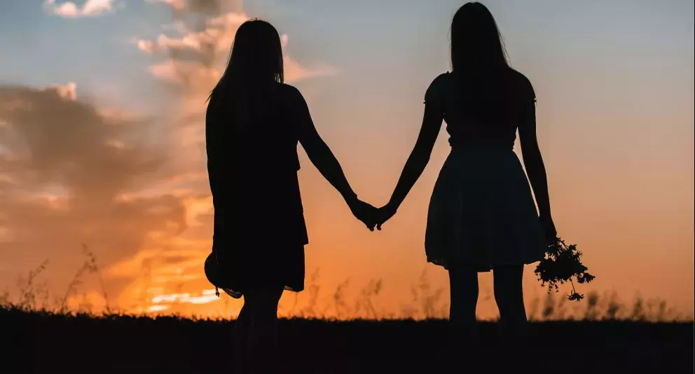 Láska dvou žen při západu slunce.