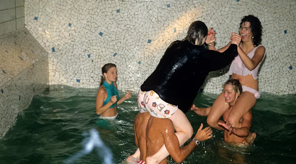 V pařížském klubu docházelo i na koupání