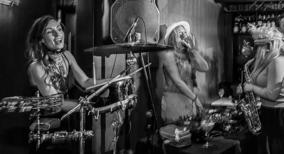 Dámská kapela v lesbickém klubu