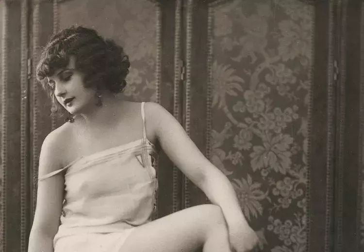 Neznámá dívka v negližé