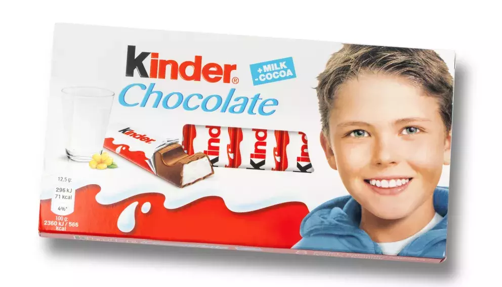 Kluk z obalu na Kinder čokoládu