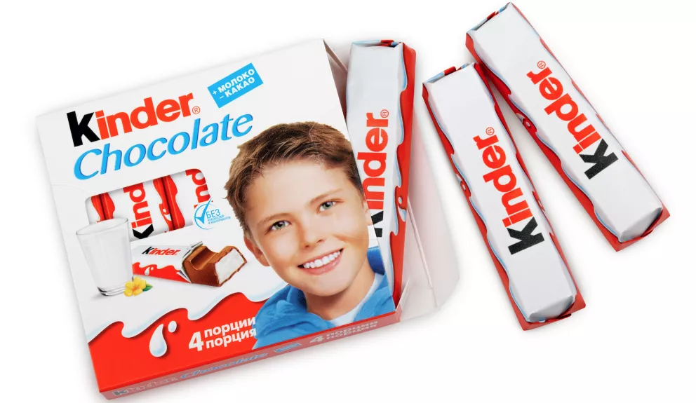 Chlapec z obalu na Kinder