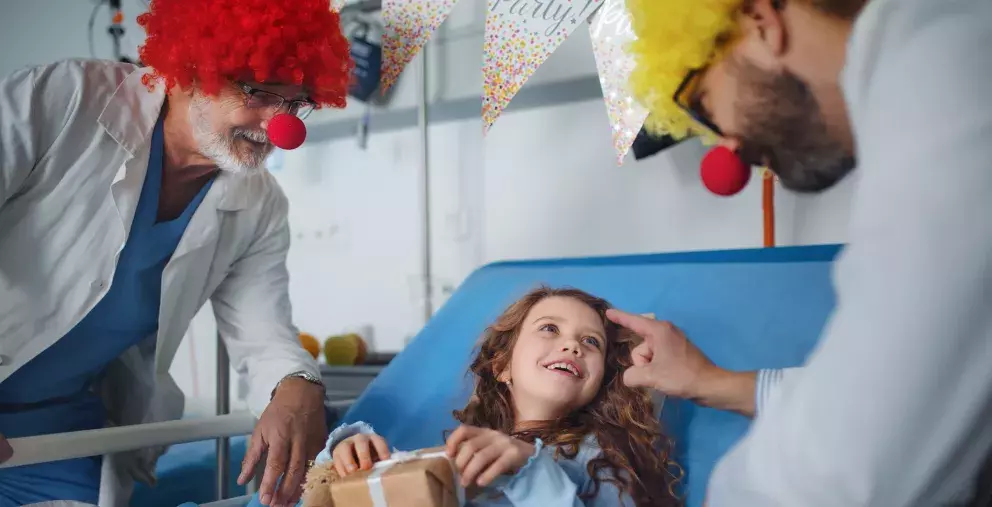 Lékaři převlečení za klauny