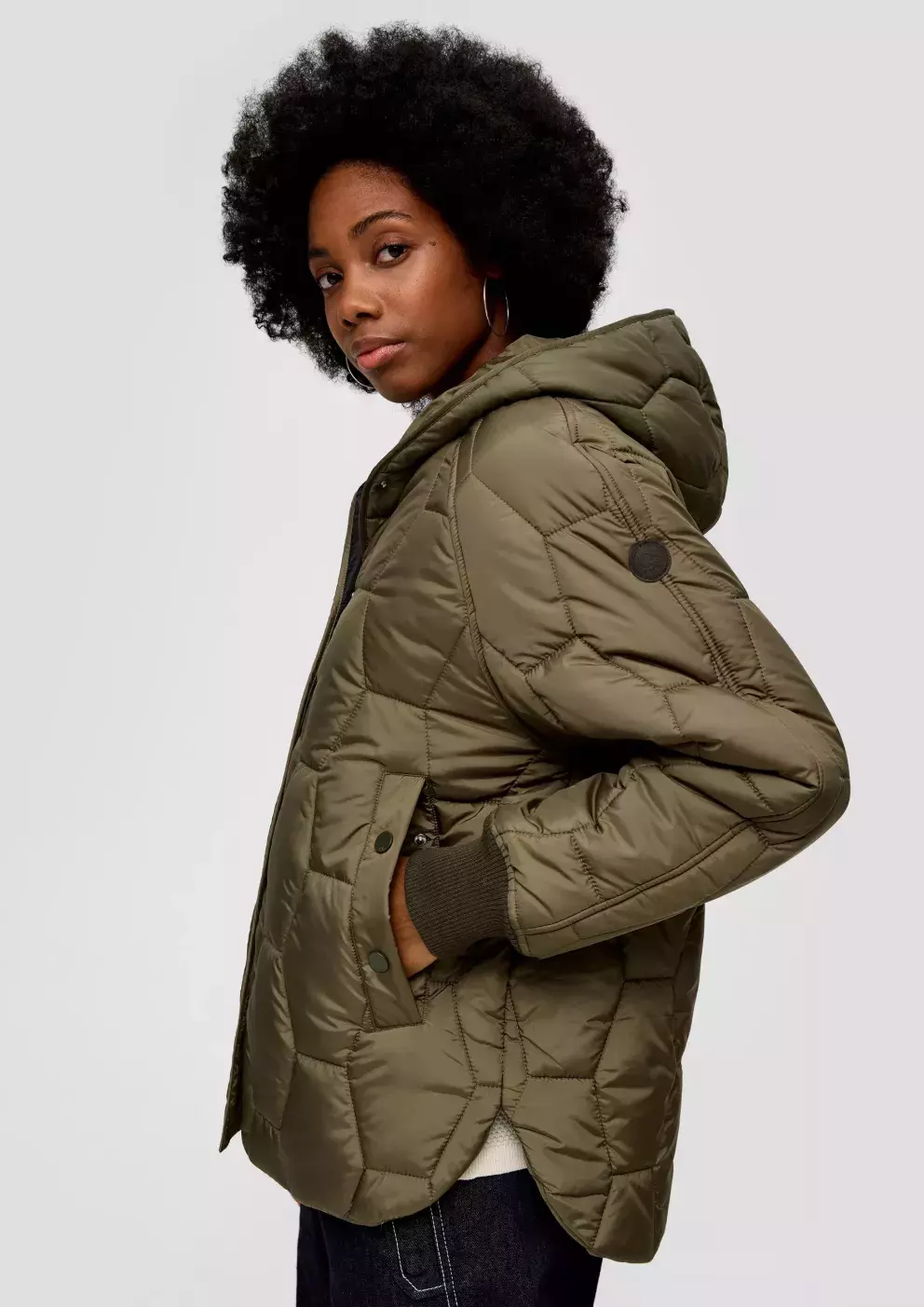 Prošívaná bunda se zapínáním na druky