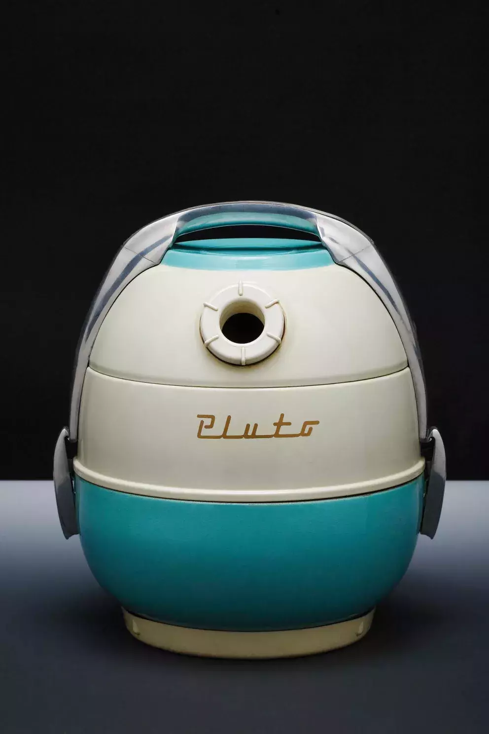 Foto 2 k článku Retro kvíz: Spotřebiče, které jsme vídali u našich babiček. Vysavač Pluto nebo legendární Eta žehlička. Otestujte si svoji paměť 