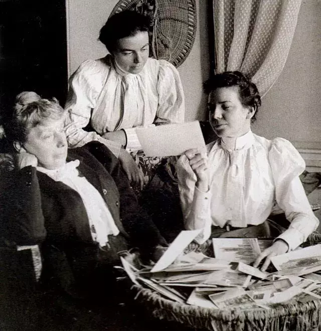 Foto 9 k článku Jak žily kurtizány v 19. století, když zrovna nepracovaly. Fotky z nevěstince, které neměl nikdo vidět