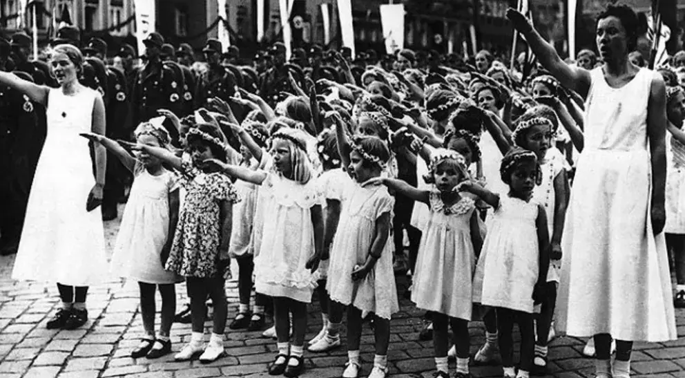 Foto 10 k článku Mladí fanatici Hitlerjugend: Divoké orgie, nechtěná těhotenství a nařízené potraty