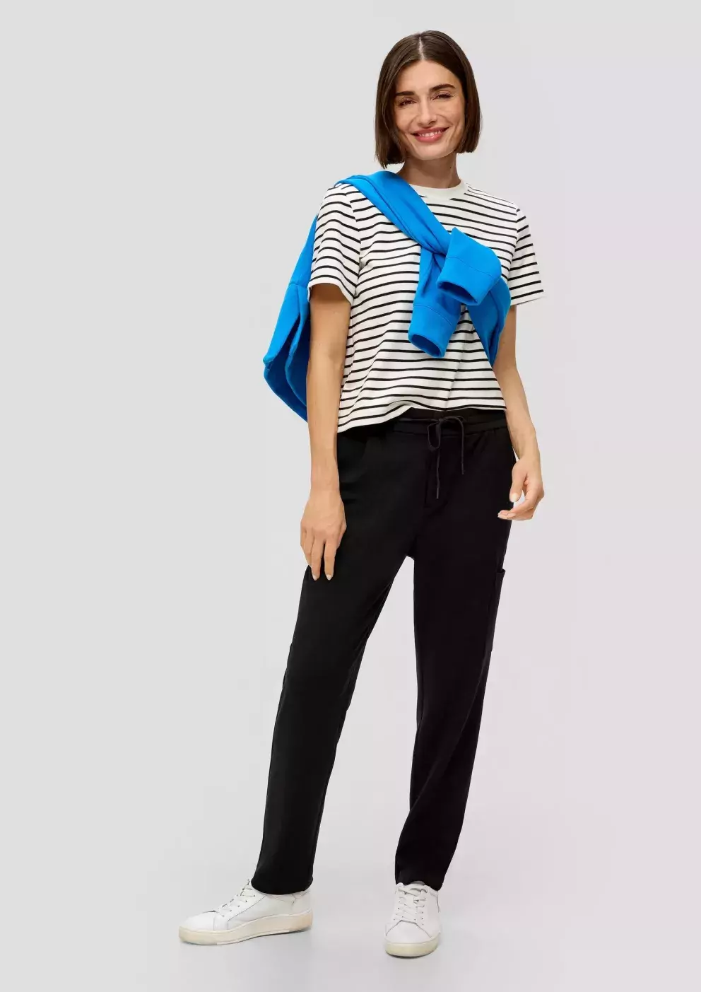 Joggingové kalhoty se zužujícími se nohavicemi, 1699 Kč a tričko s proužkovaným vzorem 699 Kč