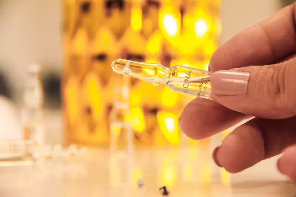 Intenzivní ampulková kúra Hyaluron 2.0 s obsahem kyseliny hyaluronové a vitaminu C pro pevnou a hydratovanou pleť, 550 Kč