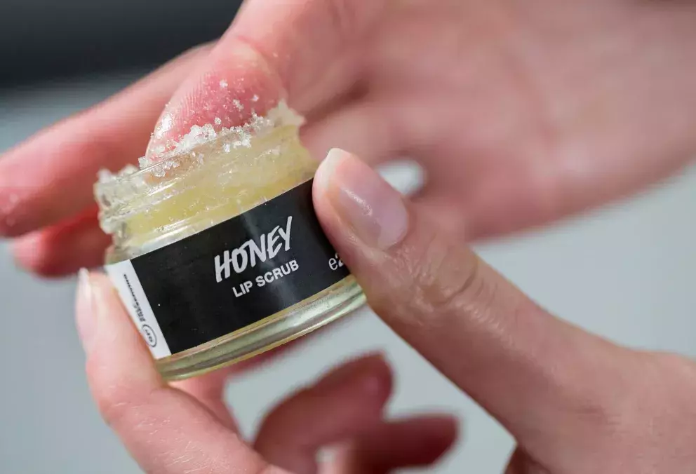 Slaďoučký zjemňující peeling na rty Honey, 320 Kč