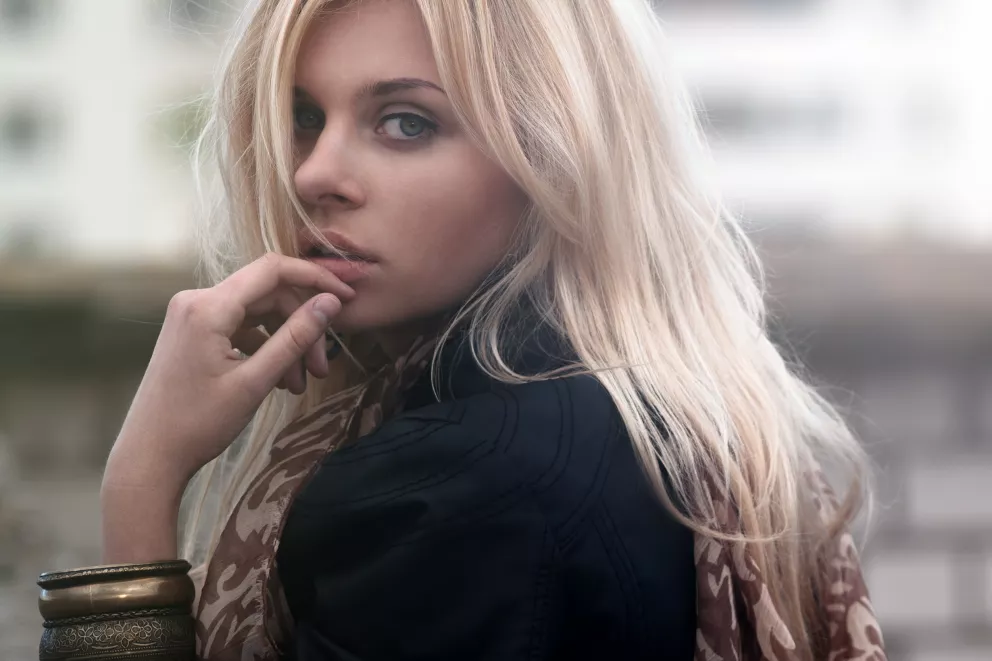 Krásná žena s dlouhými vlasy