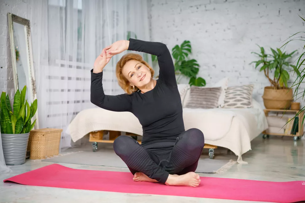 Starší žena cvičí