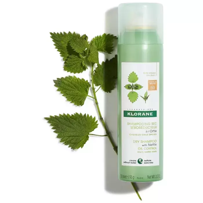 Tónovaný suchý šampon s kopřivou