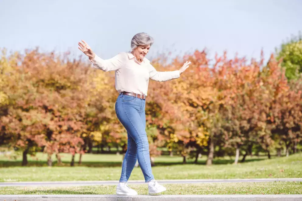 Žena na procházce v přírodě