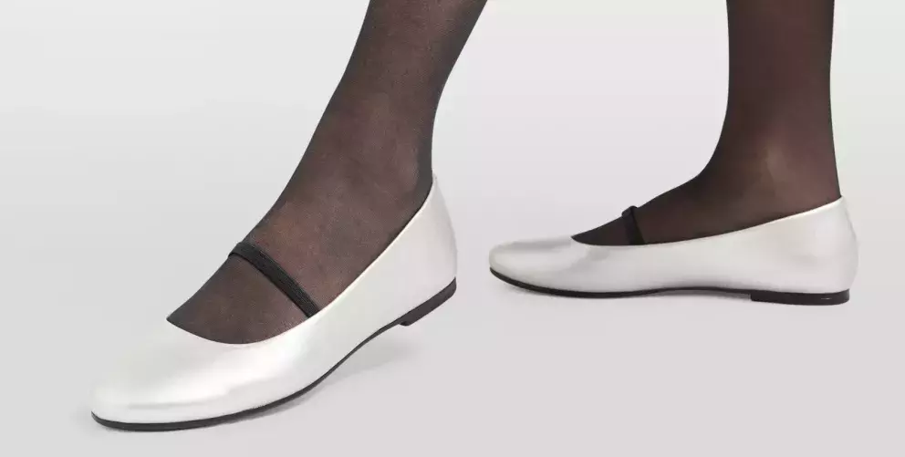 Metalické baleríny působí slavnostně