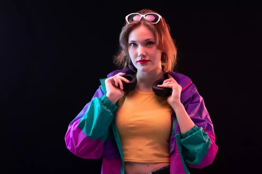 Žena v neonových barvách