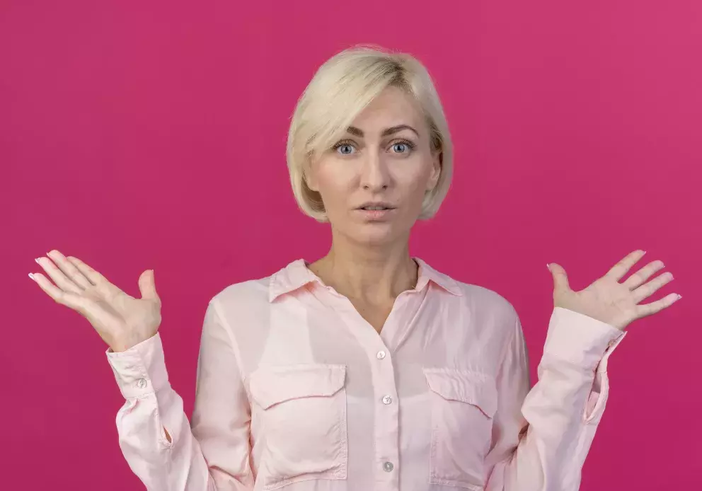 Kratší varianta moderního účesu sluší ženám v každém věku