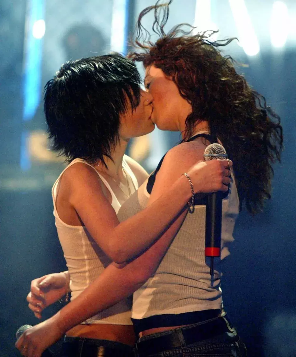 Foto 7 k článku 25 let od založení lesbického dua t.A.T.u.: Nevinné dívky jsou k nepoznání, Julia má desítky úprav