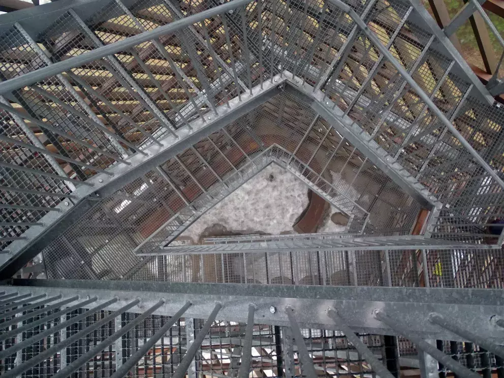 Pohled na konstrukci rozhledny Velká Deštná