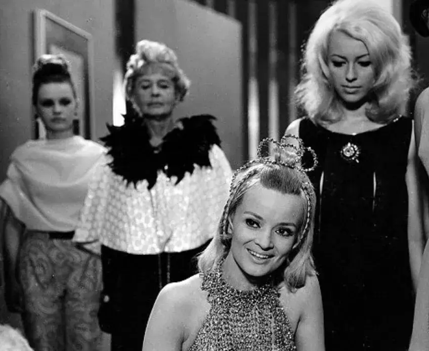Krásná Jana Brejchová ve filmu Zabil jsem Einsteina, pánové (1969)