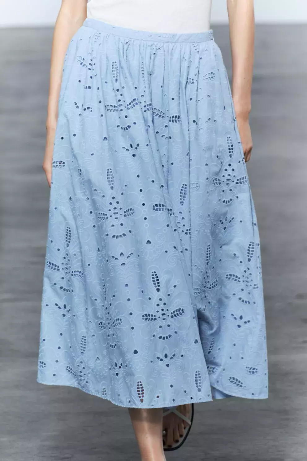 Sukně s ažurovou výšivkou, Zara, 1799 Kč