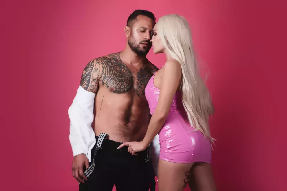 Mladý pár v nevhodném oblečení