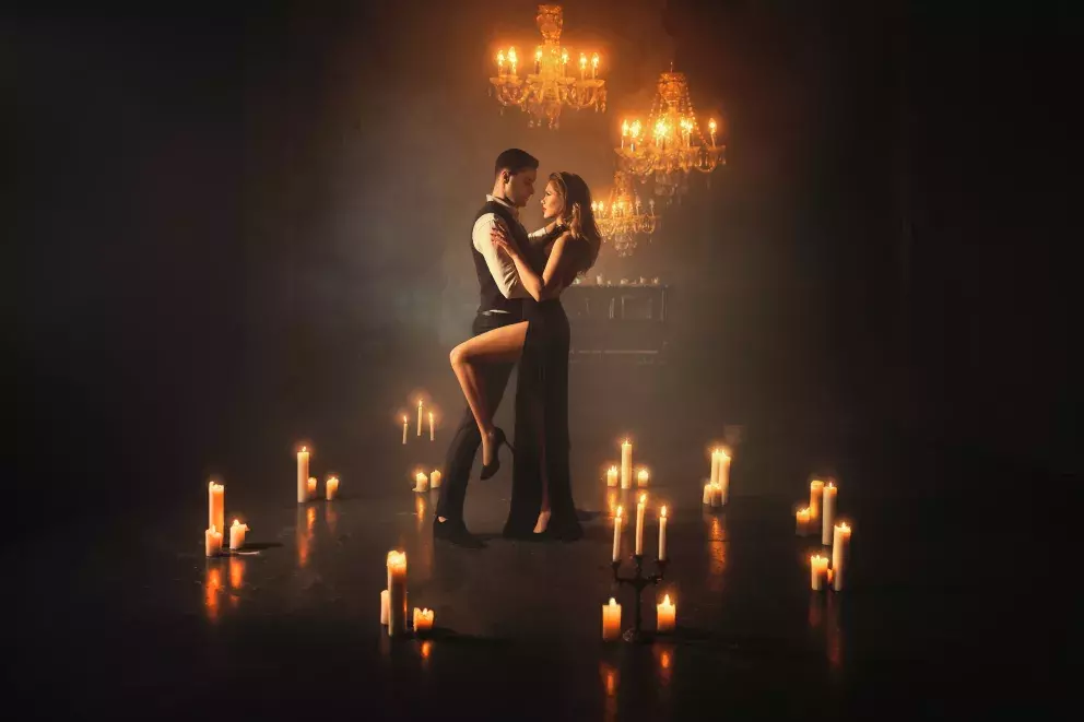 Mladý pár v romantické atmosféře