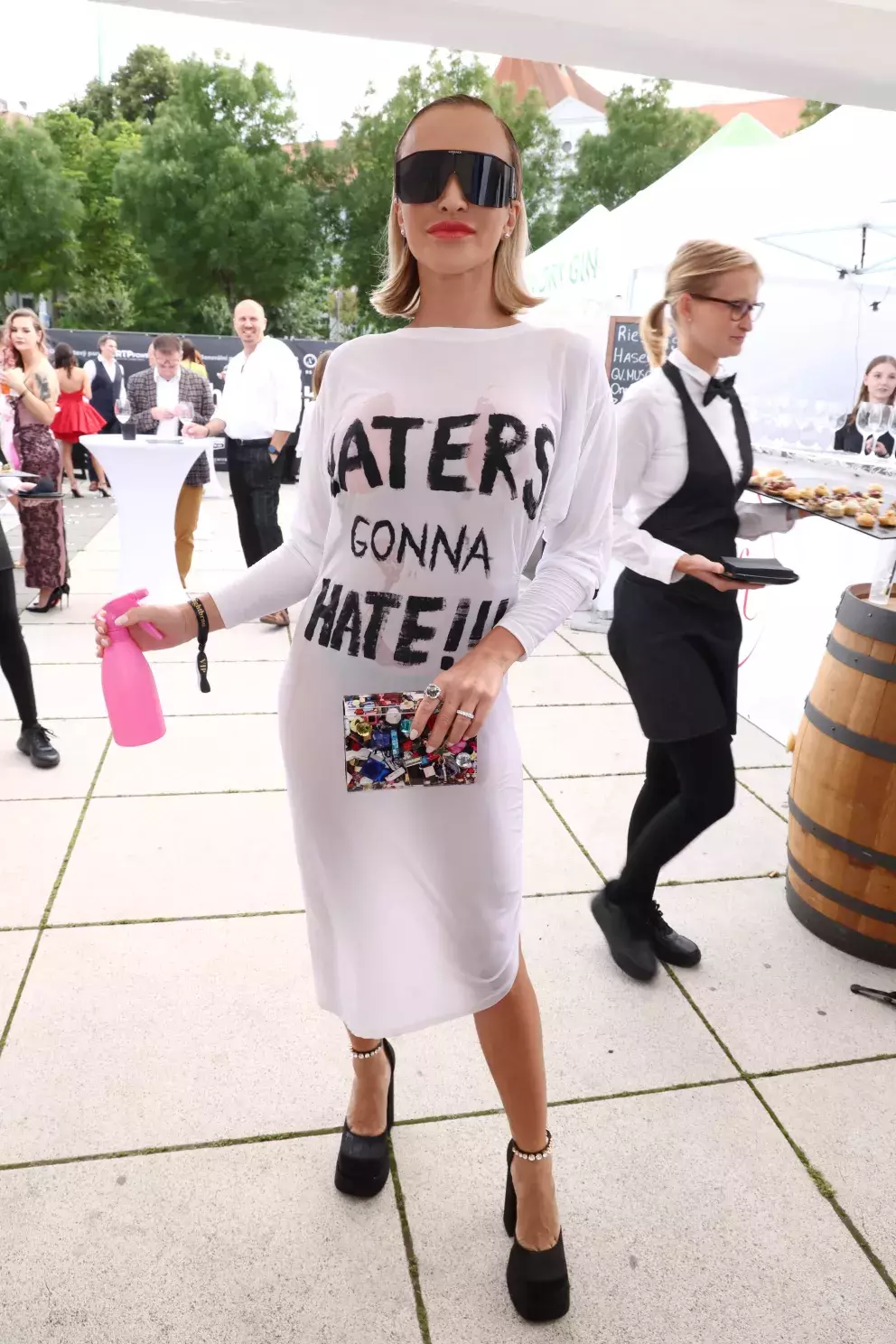 Foto 13 k článku Fashion Night Brno 2024: Nela Slováková s rozprašovačem, Verešová jako královna vkusu